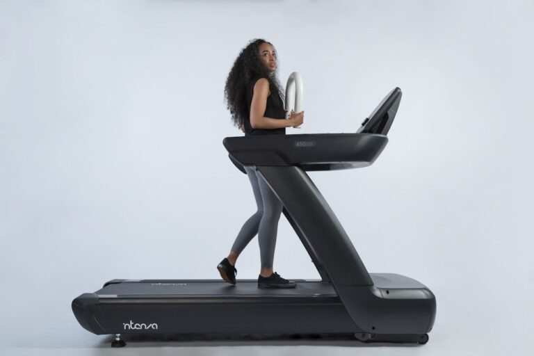 AO Scan a woman is walking on a treadmill