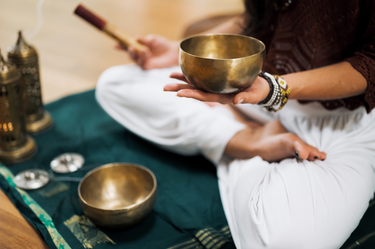 Best Singing Bowls for Sound Healing: Your Complete 2026 Buyer's Guide 1 Playing a brass singing bowl with a mallet during a sound healing session