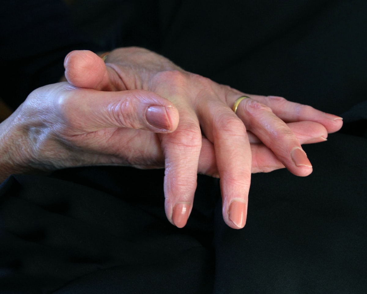 Reiki vs Pranic Healing: 7 Key Differences Every Seeker Should Know 1 Reiki vs pranic healing: one practitioner's hand held just above another's